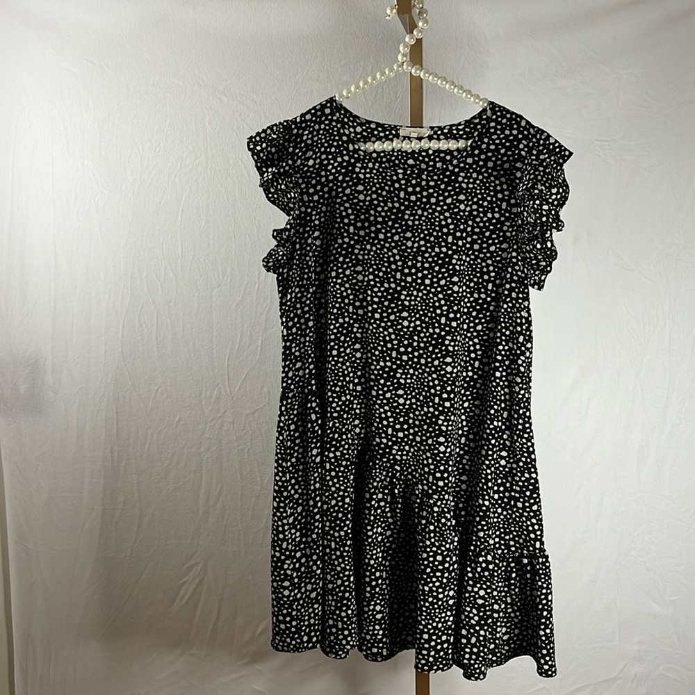 Flared shoulders, flattering fit, lightweight material! Lays nicely in front